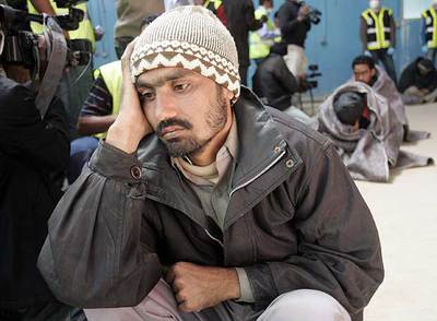 Uno de los inmigrantes indocumentados del  Marine I,  en el puerto de Nuadibú (Mauritania).