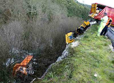 Aparatoso accidente entre dos camiones en la autovía A-52