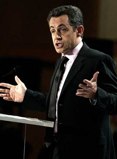 Nicolas Sarkozy se dirige a la prensa ayer en París.