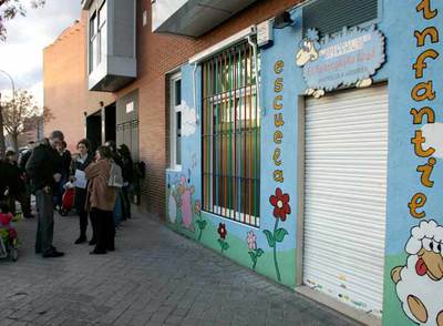 Padres afectados ante la escuela infantil El Borreguito Azul, en el barrio de Las Rosas.