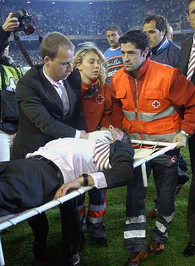 Juande Ramos, retirado en camilla tras ser agredido.
