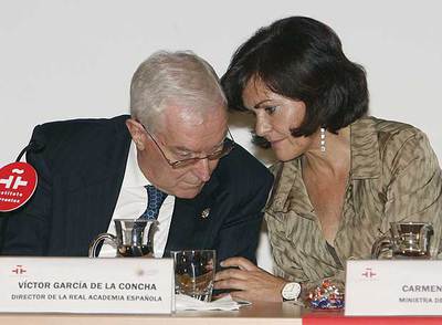 La ministra Carmen Calvo conversa con el director de la Real Academia, Víctor García de la Concha.