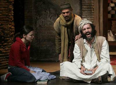 Elena Anaya, Mehdi Ouazzani y Hamid Krim, en una escena de  Homebody  Kabul , de Tony Kushner.