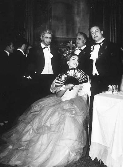 Maria Callas, con Alfredo Kraus (a la derecha), entre otros, con quien cantó  La Traviata  en Lisboa.