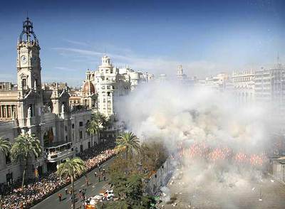 PRIMERA 'MASCLETÀ' DE LAS FALLAS DE LA MORATORIA