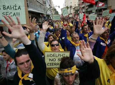 Trabajadores de Delphi, familiares y vecinos de Cádiz, durante la manifestación en protesta por el cierre de la empresa.