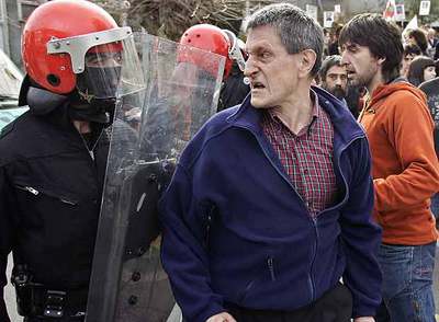 Un simpatizante de De Juana Chaos en encara a un  ertzaina  en las proximidades del hospital Donostia, en San Sebastián, adonde fue trasladado el etarra.