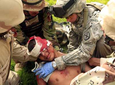 Militares estadounidenses e iraquíes atienden a un niño herido de bala en Jenabi, al sur de Bagdad.