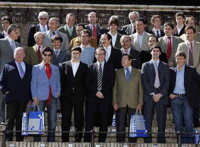 Representantes de Sogecable, toreros, empresarios y apoderados, ayer en La Maestranza.