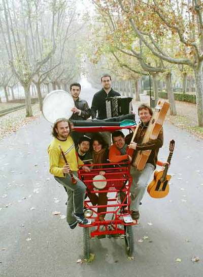 Los integrantes del grupo musical aragonés Biella Nuei.