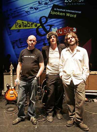 Nick Hornby (izquierda), junto a los líderes de la banda Marah.