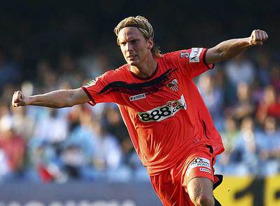 Poulsen celebra un gol con el Sevilla.