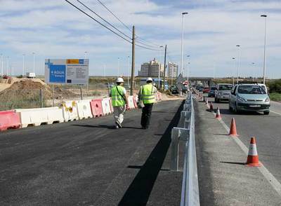 Un quitamiedos impide acceder a la zona donde se desarrollan las obras de la desaladora.