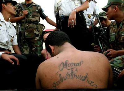 Un miembro de la pandilla juvenil Salvatrucha es detenido por la policía de Guatemala el pasado julio.