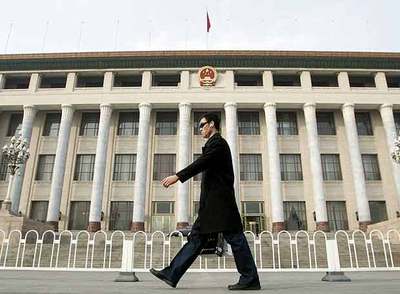 Un hombre pasea ante el Gran Palacio del Pueblo, ayer en Pekín, día en que el primer ministro, Wen Jiabao, pronunció su discurso anual.