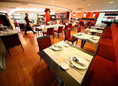En la segunda planta de la tienda de vinos Lavinia, en Madrid, se sitúan la barra y las mesas de su espacio gastronómico.
