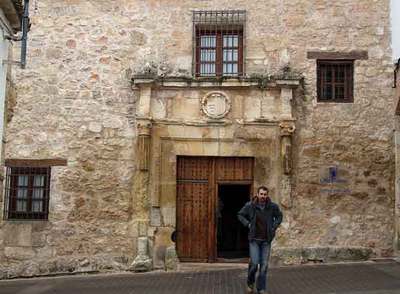 Fachada herreriana de Casa Palacio Fernández Contreras, en Uclés, monumento de 1546 reconvertido en hospedería.