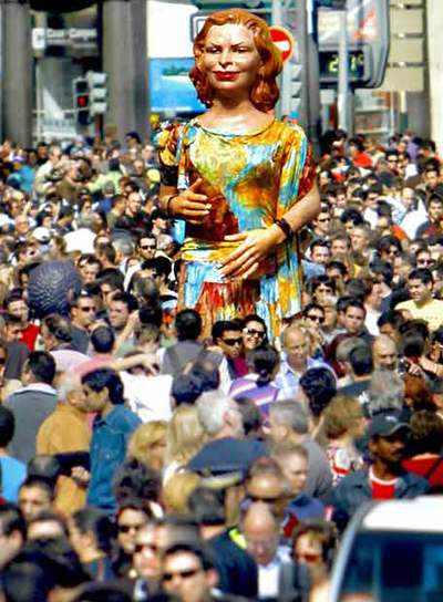 La 'geganta' Alborch toma la plaza