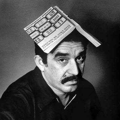 García Márquez, con un ejemplar de   Cien años de soledad    en la cabeza, en una imagen de finales de los años sesenta.