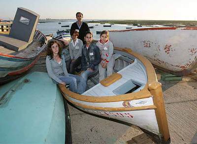 José Crespo y su esposa, Paqui Ramos, junto a sus hijas, en el paseo marítimo de Puerto Real.