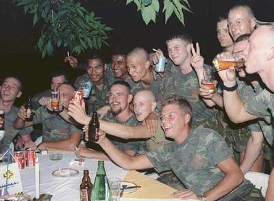 Varios  cascos azules  holandeses, que habían sido apresados por los serbobosnios, festejan su liberación.