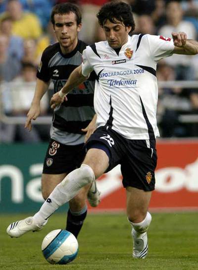 Diego Milito controla el balón ante Labaka.