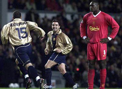 Xavi acude a felicitar a Rochemback por su gol en Anfield.