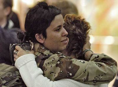 Una soldado se despide de su familia antes de salir hacia Afganistán el sábado en el aeropuerto de Zaragoza.