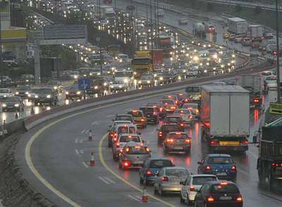 Retenciones en la carretera de A Coruña, N-VI, cerca de Madrid, en el inicio del puente de Todos los Santos.