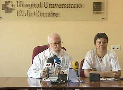 El gerente del hospital 12 de Octubre, Joaquín Martínez, y la jefa de neonatología, Carmen Pallás.