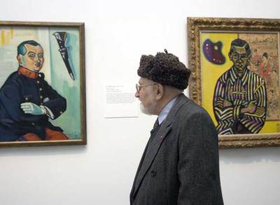 Un visitante, ante uno de los cuadros de la muestra  Barcelona & Modernity  en el Metropolitan de Nueva York.