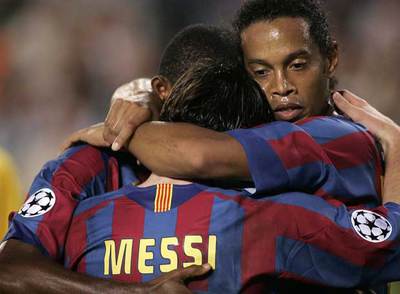 Eto'o, Messi y Ronaldinho se abrazan tras un gol.