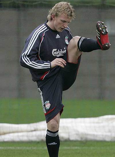 El delantero holandés del Liverpool Kuyt, en un entrenamiento.
