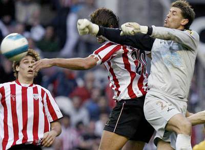 El portero del Nàstic, Bizzarri, despeja un balón ante Urzaiz y Llorente.