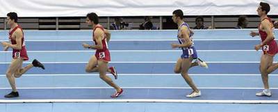 Los españoles Juan Carlos Higuero, primero; Sergio Gallardo, segundo, y Arturo Casado, cuarto, durante la final de 1.500 metros en la que acabaron ganando las tres medallas.
