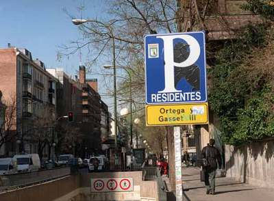 Entrada a un aparcamiento para residentes en la zona de Ortega y Gasset.