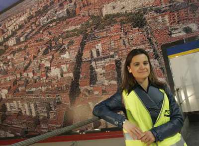 La arquitecta Natalia Belén Sánchez, delante del mural fotográfico  Villaverde es su gente .