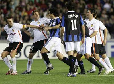 Joaquín intenta evitar que Burdisso golpee a Marchena en la tangana del final del partido.