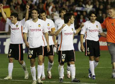 Los jugadores valencianistas, felices tras su clasificación.
