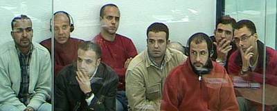 Varios de los procesados por los atentados siguen la vista en la sala del juicio tras un cristal blindado.