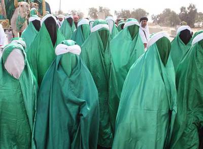 Mujeres chiíes marchan hacia Kerbala con el vestido tradicional de la peregrinación que conmemora la muerte del imán Husein.
