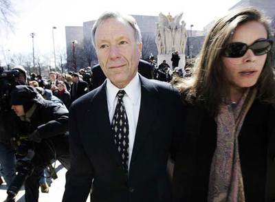 Lewis  Scooter  Libby, acompañado por su esposa, a la salida del juzgado ayer en Washington.