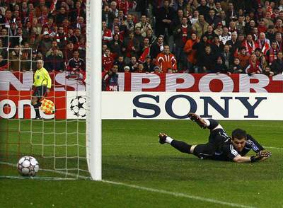 Casillas no llega al disparo de Makaay, que supuso el primer gol del Bayern.