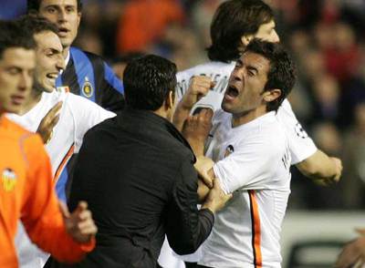 Quique, de espaldas, sujeta a Hugo Viana.