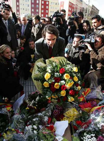 Aznar deposita flores en la plaza de la República Dominicana.