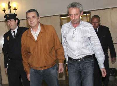 El ex alcalde de Andratx Eugenio Hidalgo (izquierda) y el celador municipal , tras declarar ante el juez.