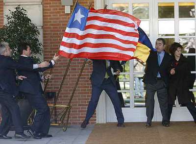 Funcionarios del palacio de la Moncloa sujetan las banderas zarandeadas por la fuerza del viento. rnrnUn árbol fue arrancado de cuajo en la avenida del 25 de Septiembre.rn  CLAUDIO ÁLVAREZrnUn vigilante coloca un cartel que anuncia el cierre del Retiro.