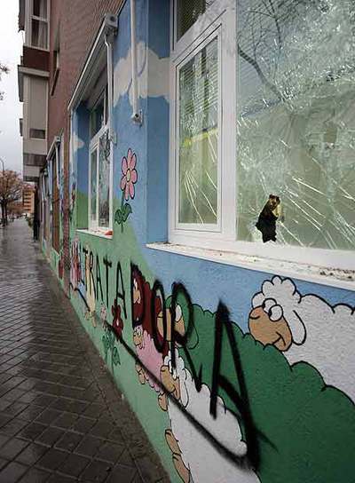 Fachada de El Borreguito Azul, con los cristales rotos.