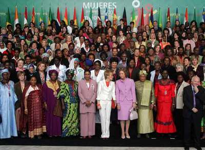 La reina Sofía, con la vicepresidenta María Teresa Fernández de la Vega (en primera fila, en el centro), las participantes en la reunión y el ministro Moratinos.