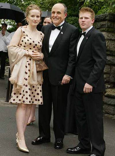 Giuliani, en su boda en 2003, con sus hijos Caroline y Andrew.